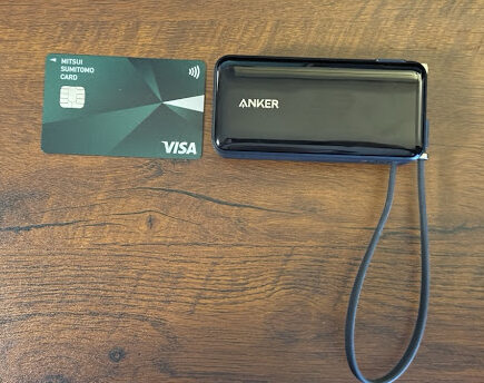 三井住友カードとAnker充電器のサイズ比較