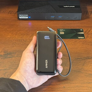 Anker Power Bankを手に持ったサイズ感